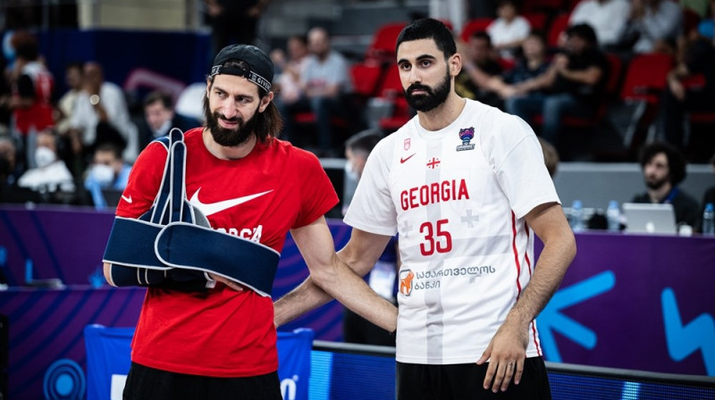 Tornike Šengelija un Goga Bitadze. Foto: FIBA