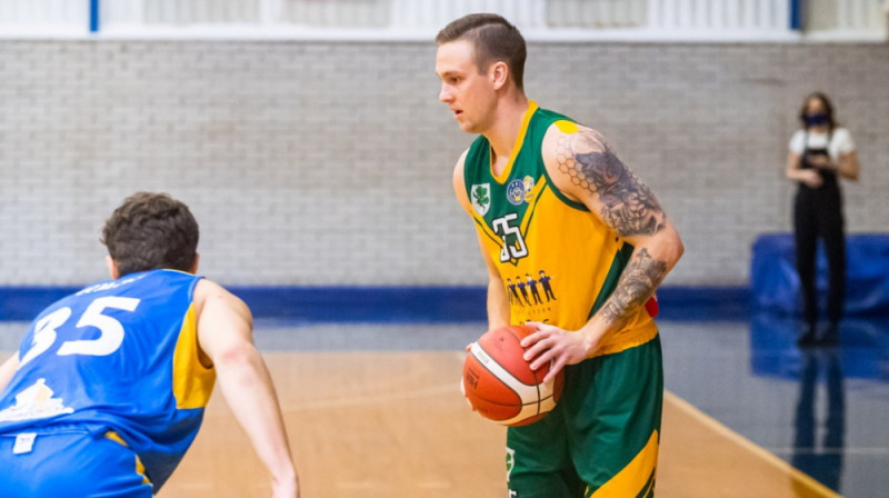 Kārlis Lasmanis Kandavas komandas kreklā. Foto: basket.lv