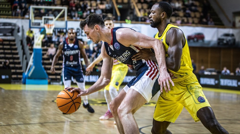 Rodions Kurucs ar bumbu. Foto: FIBA