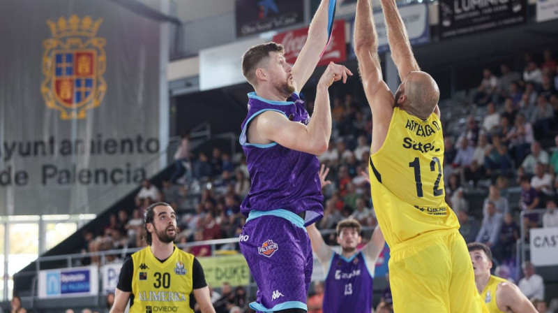 Dāvis Rozītis uzbrukumā. Foto: Palencia Baloncesto