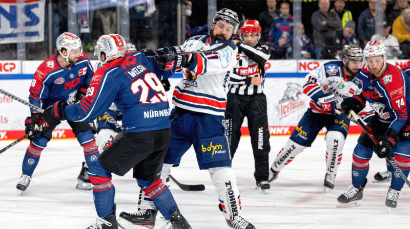 Kaspars Daugaviņš (centrā) cīņā pret Nirnbergas "Ice Tigers". Foto: Zink/Imago Images/Scanpix