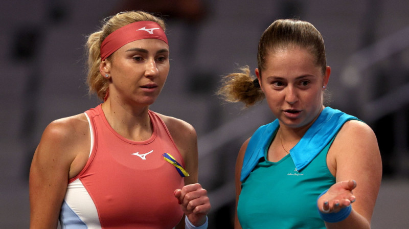 Ludmila Kičenoka un Aļona Ostapenko. Foto: AFP/Scanpix