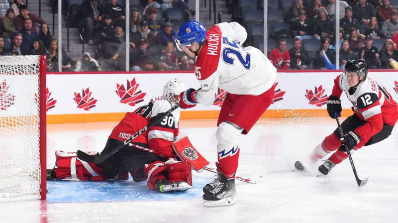 Čehijas U20 valstsvienības hokejists Jirži Kulihs ieraida ripu Austrijas komandas vārtos. Foto: IIHF