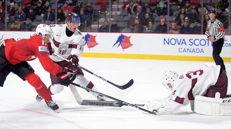 Latvijas U20 valstsvienības vārtsargs Patriks Bērziņš darbībā cīņā pret Šveici. Foto: Ron Ward/AP/Scanpix