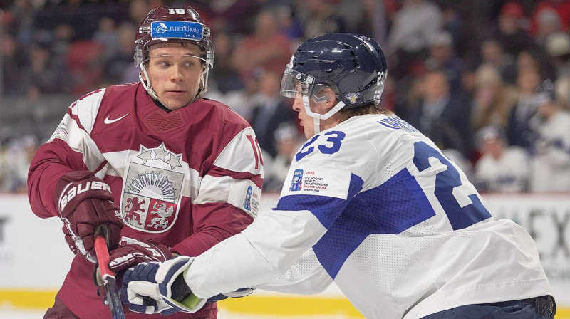 Latvijas U20 valstsvienības uzbrucējs Emīls Veckaktiņš cīņā pret Somiju. Foto: Ron Ward/AP/Scanpix