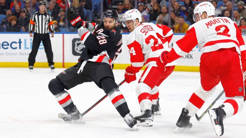 Zemgus Girgensons spēlē pret Detroitas "Red Wings". Foto: Jeffrey T. Barnes/AP/Scanpix