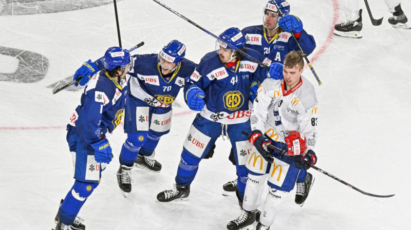 "Davos" hokejisti svin Andresa Ambīla vārtu guvumu. Foto: Gian Ehrenzeller/EPA/Scanpix