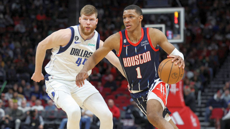 Dāvis Bertāns aizsardzībā pret Hjūstonas "Rockets" basketbolistu Džabari Smitu. Foto: Troy Taormina/USA Today Sports/Scanpix