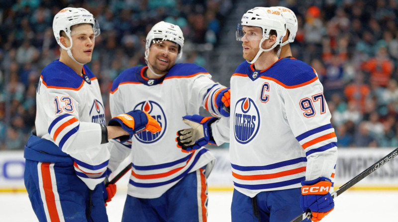 Konors Makdeivids (Nr. 97) un Edmontonas "Oilers" hokejisti. Foto: Steph Chambers/AFP/Scanpix