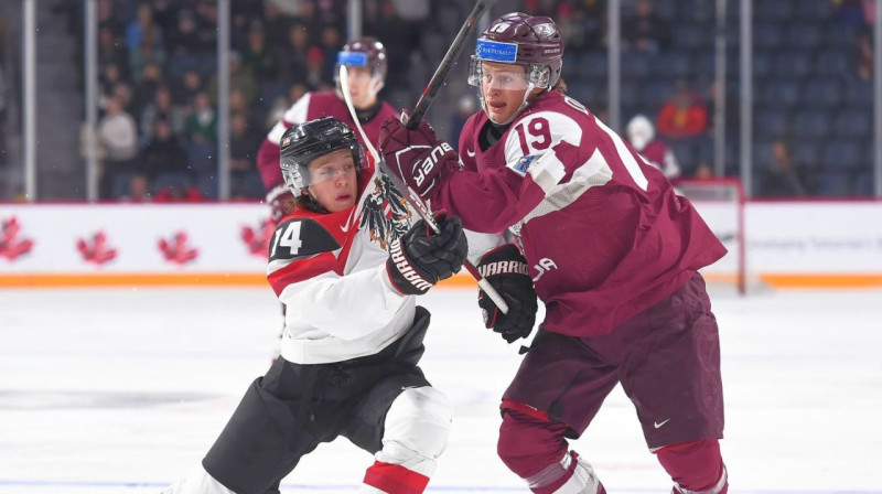 Latvijas U20 valstsvienības uzbrucējs Darels Dukurs cīņā pret Austriju. Foto: IIHF/HHOF