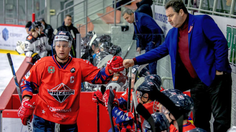 Armands Bērziņš un galvenais treneris Ēriks Miļuns. Foto: Agris Bricis/LHF