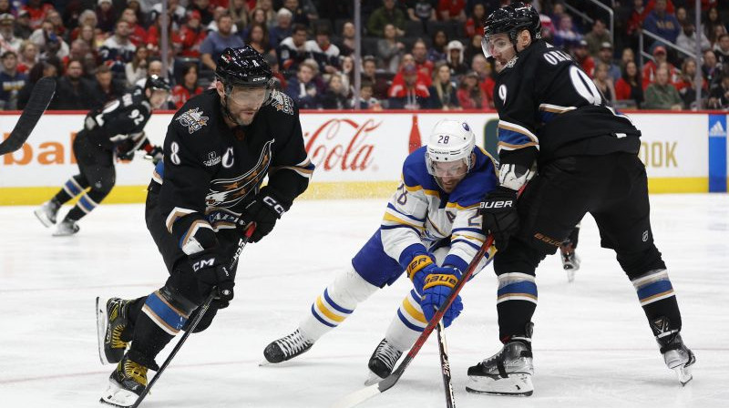 Aleksandrs Ovečkins un Zemgus Girgensons. Foto. USA Sports Today. Scanpix