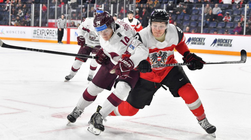 Rainers Dārziņš cīņā pret Austrijas U20 valstsvienību. Foto: Minas Panagiotakis/AFP/Scanpix