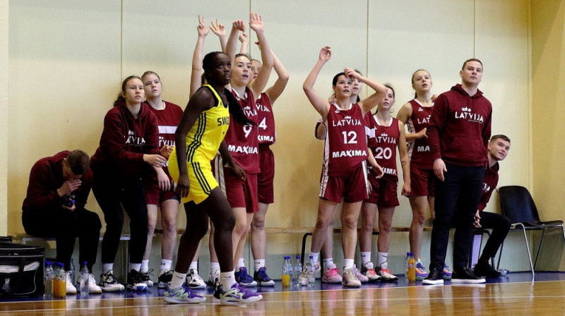 Matīss Rožlapa un U16 meiteņu izlase 2023. gada 4. janvārī. Foto: BSBC