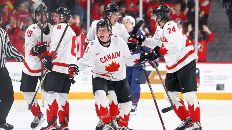 Kanādas U20 valstsvienības hokejisti svin vārtu guvumu. Foto: IIHF/HHOF