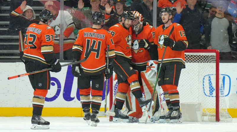 Anaheimas "Ducks" hokejisti sveic vārtsargu Džonu Gibsonu. Foto: Kirby Lee/USA Today Sports/Scanpix