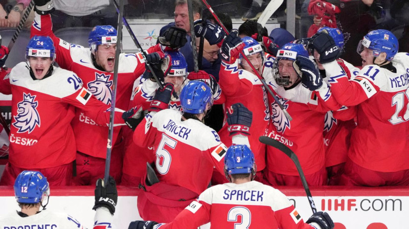 Čehijas U20 valstsvienības hokejisti svin vārtu guvumu. Foto: Darren Calabrese/AP/Scanpix