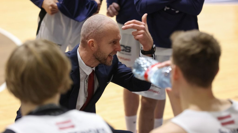 Artūr Visockis-Rubenis minūtes pārtraukumā. Foto: Ģirts Gertsons