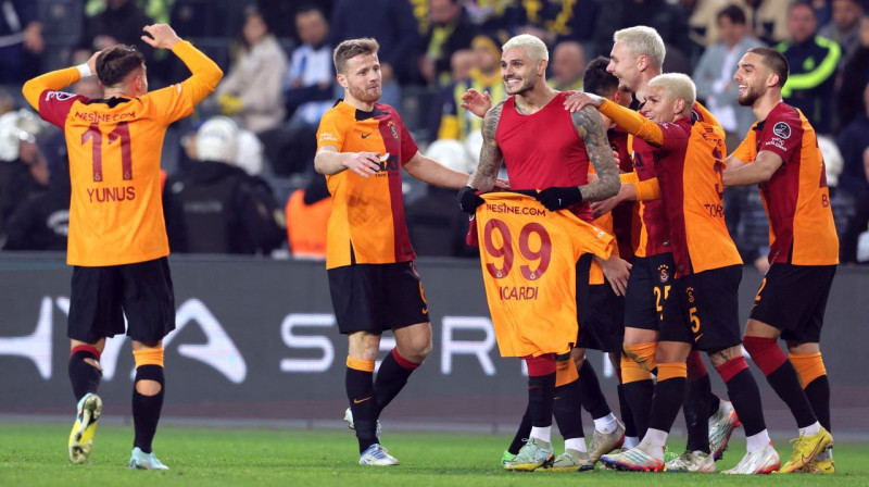 Stambulas "Galatasaray" futbolisti svin Mauro Ikardi vārtu guvumu.