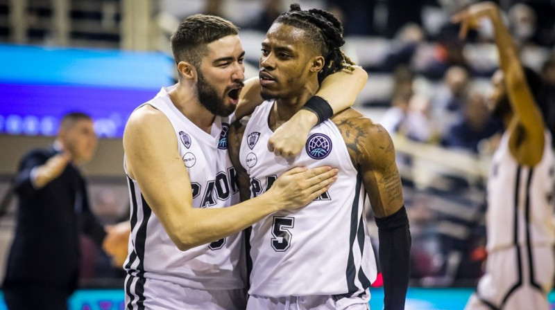 Saloniku PAOK basketbolisti Nikoss Cjakmass un Džeilens Railijs. Foto: FIBA