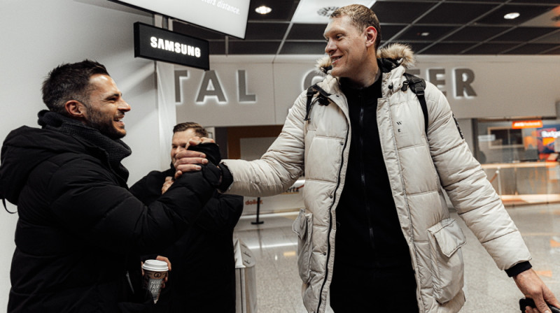 Dainis Krištopāns satiekas ar "MT Melsungen" sporta direktoru Mihaēlu Allendorfu. Foto: A. Käsler/mt-melsungen.de