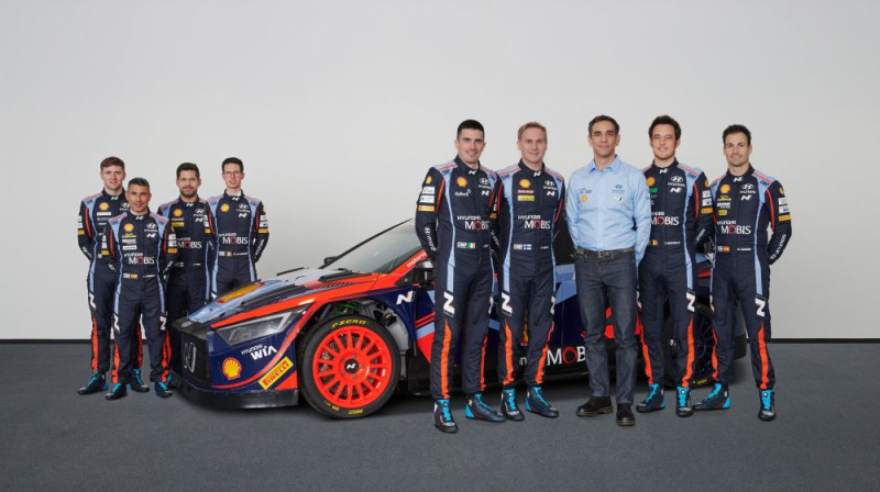 Sirils Abitebūls ar "Hyundai" komandas sportistiem. Foto: Hyundai Motorsport