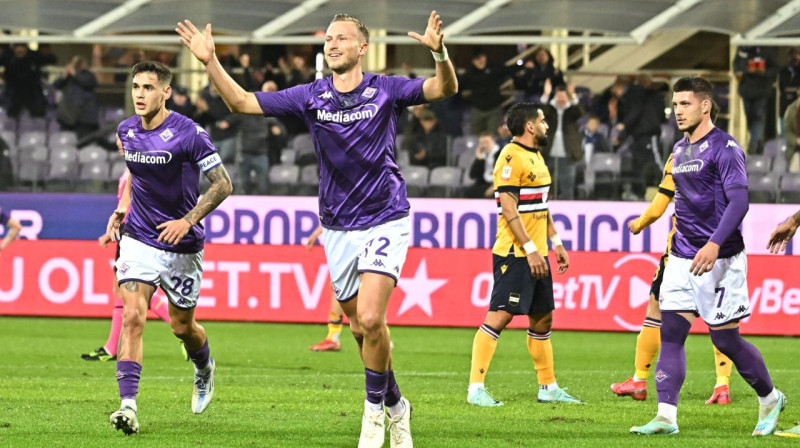 Florences "Fiorentina" futbolists Antonīns Barāks (centrā) svin vārtu guvumu. Foto: Claudio Giovannini/EPA/Scanpix