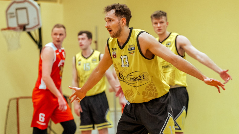 "Limbažu" basketbolists Inguss Immers aizsardzībā. Foto: OC Limbaži