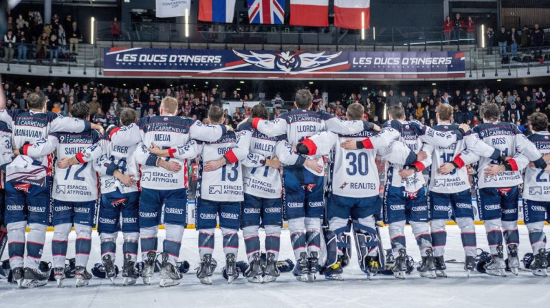 Anžē "Ducs" hokejisti pēc uzvaras pār Kārdifas "Devils". Foto: IIHF