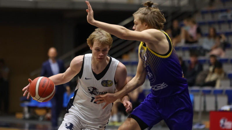 "Spars/Ventspils Augstskola" basketbolists Rūdis Donis aizsardzībā. Foto: Ģirts Gertsons