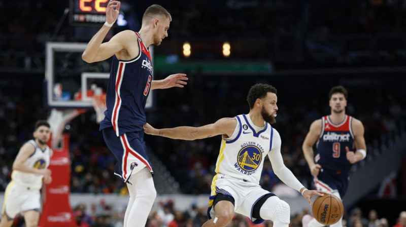 Kristaps Porziņģis un NBA čempions Stefens Karijs. Foto. AP.Scanpix