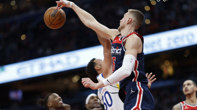 Kristaps Porziņģis un Stefens Karijs. Foto: USA TODAY Sports/Scanpix