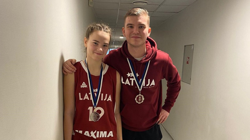 Elvis Brokāns un U16 izlases spēlētāja Marta Ploriņa 2023. gada 5. janvārī Tallinā. Foto: BVBS