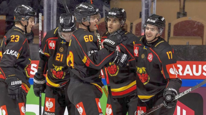 Zviedrijas čempionvienības "Luleå" hokejisti svin vārtu guvumu. Foto: Fredrik Sundvall/Foto I Norr