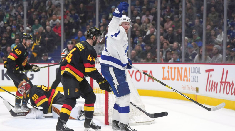 Stīvens Stamkoss svin vārtu guvumu Vankūverā. Foto: Darryl Dyck/AP/Scanpix