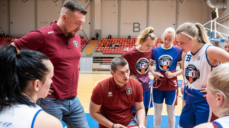 Edijs Ausējs, Jānis Tiltiņš un Jelgavas basketbolistes. Foto: BK Jelgava