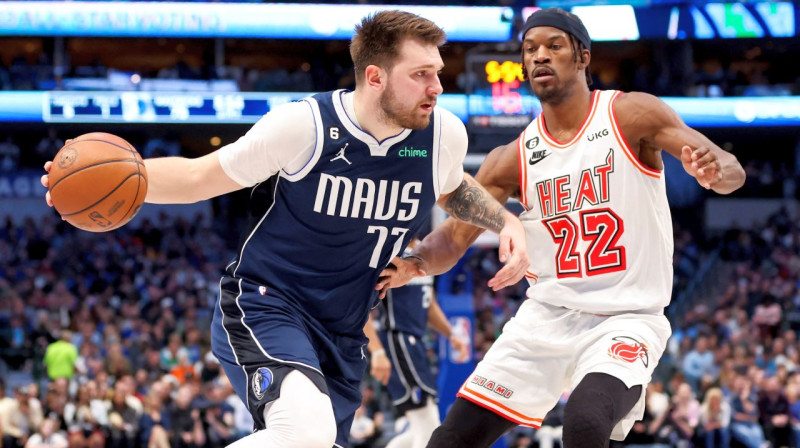 Luka Dončičs pret Džimiju Batleru. Foto: Kevin Jairaj/USA Today Sports/Scanpix