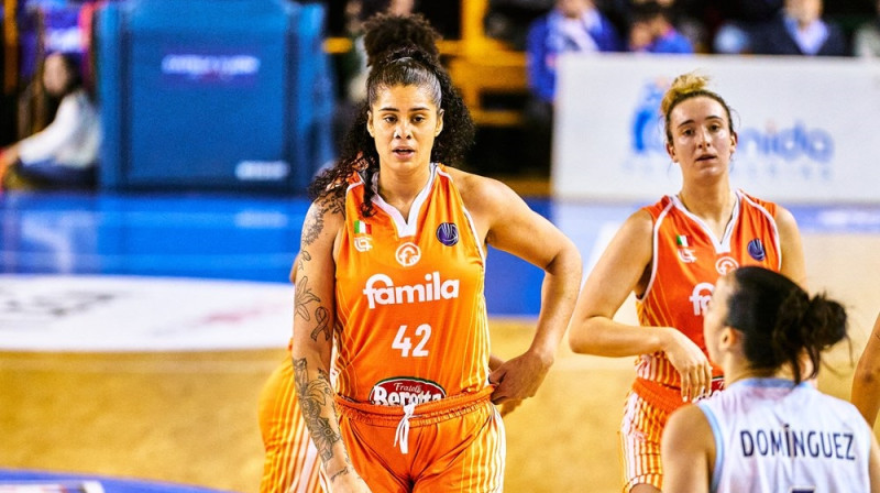 Amanda Zahui un Marina Meibrija 2023. gada 18. janvārī Salamankā. Foto: EuroLeague Women