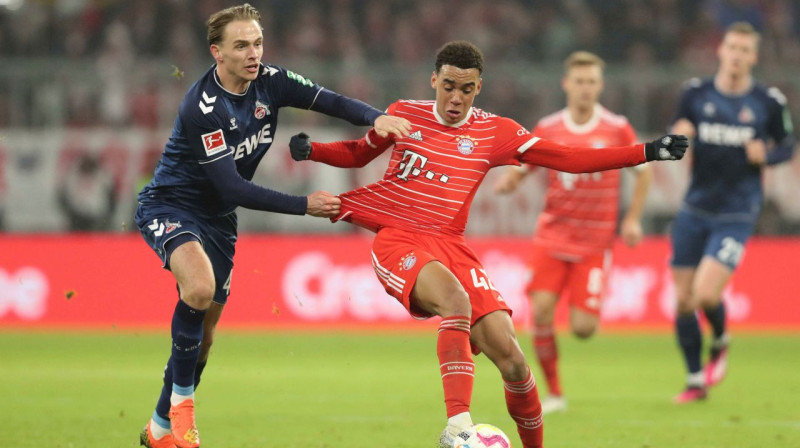 Matiasa Olesena ("Köln") un Džamala Musialas ("Bayern") divcīņa. Foto: Marcel Engelbrecht/Sportphoto/Scanpix