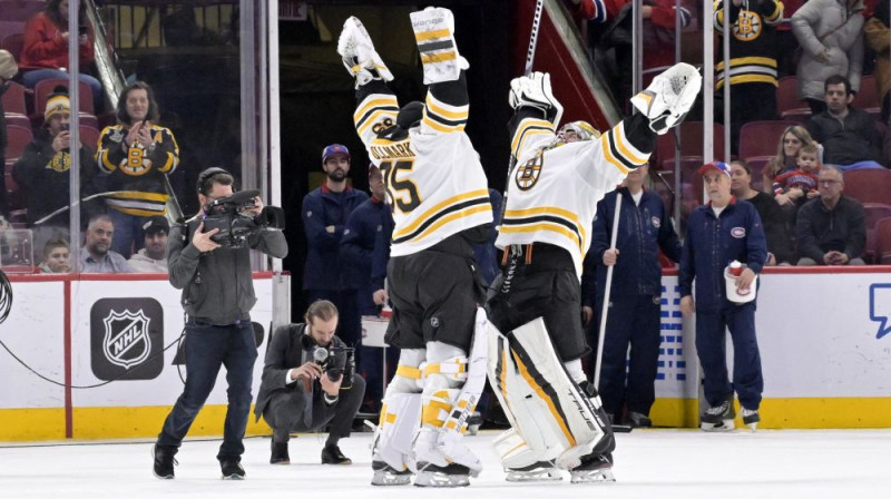 Bostonas "Bruins" vārtsargi Līnuss Ulmarks un Džeremijs Sveimens izpilda pēcuzvaru rituālu. Foto: USA TODAY Sports/Scanpix