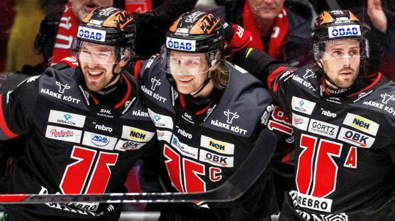 Rodrigo Ābols (vidū) ar komandas biedriem svin vārtu guvumu. Foto: Örebro Hockey