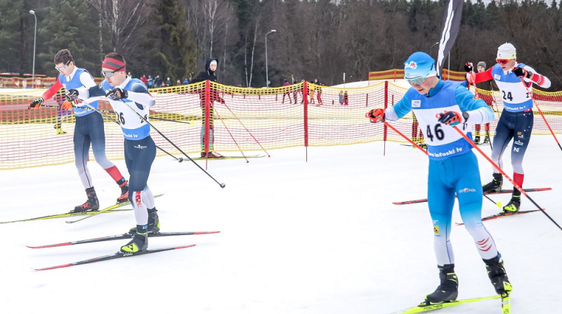 Ritvars Ļepeškins (pirmais no labās, Nr.46) LČ janvāra vidū Priekuļos. Foto: Infoski.lv/A.Veckalniņš.