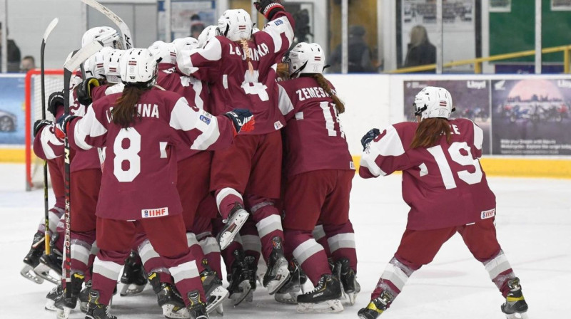 Latvijas U18 valstsvienības hokejistes. Foto: Karl Denham