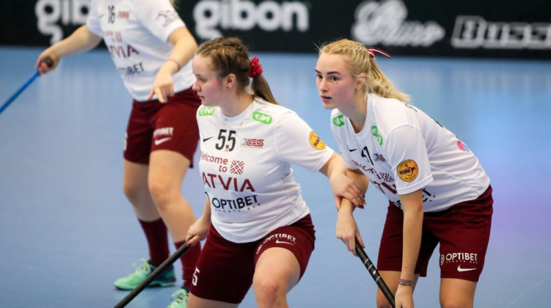 Latvijas izlases florbolistes Laura Gaugere (no kreisās) un Simona Grāpēna. Foto: Ritvars Raits, floorball.lv