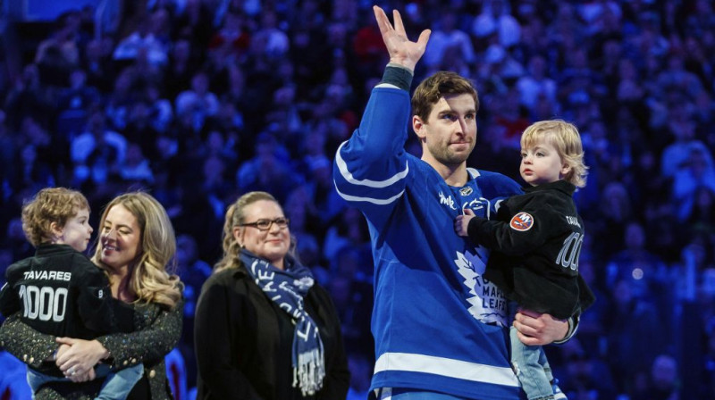 Džons Tavaress tiek godināts pirms 1000. spēles NHL. Foto. AP. Scanpix