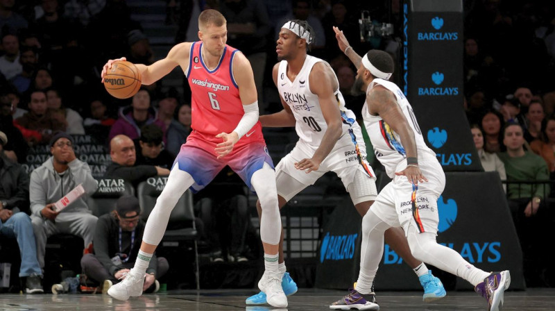 Kristaps Porziņģis uzbrukumā Bruklinas "Nets" grozam. Foto: Brad Penner/USA Today Sports/Scanpix