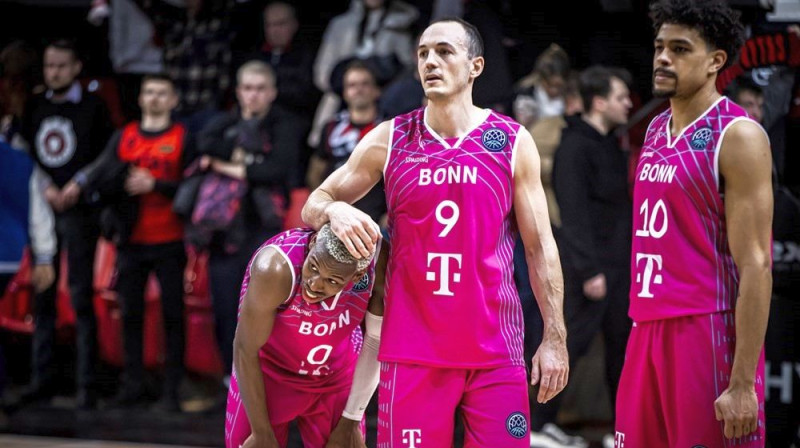 Bonnas "Telekom Baskets" basketbolisti Tīdžejs Šortss (Nr. 0), Karstens Tada (Nr. 9) un Kolins Malkolms (Nr. 10). Foto: FIBA