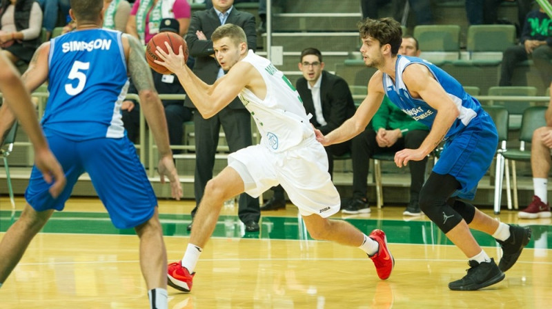 Kirilo Marčenko ar bumbu. Foto: FIBA