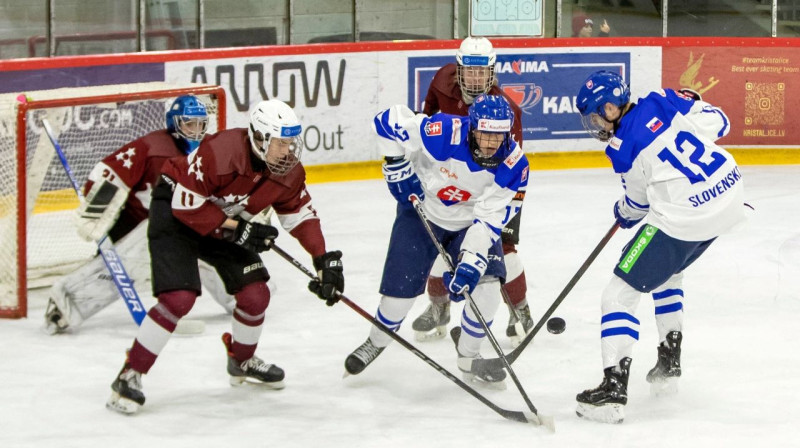 Mirklis Latvijas un Slovākijas U16 valstsvienību cīņā. Foto: Guntis Lazdāns/LHF