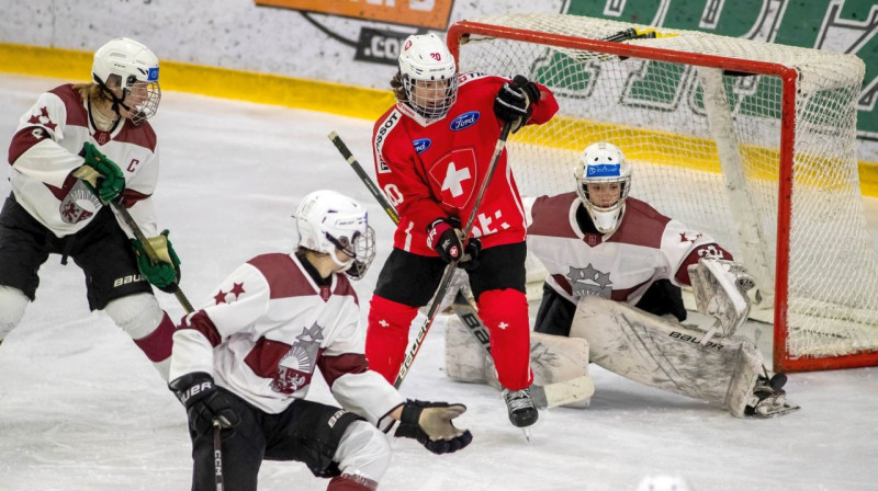 Mirklis no Latvijas un Šveices U16 izlašu cīņas. Foto: Guntis Lazdāns/LHF